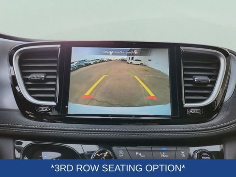 Used 2025 Chrysler Pacifica Limited image 11