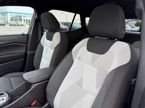Used 2025 Chevrolet Trax RS w/ Sunroof Package FWD image 19
