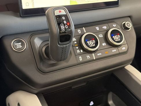 Used 2025 Land Rover Defender 110 X-Dynamic SE AWD/4WD image 19