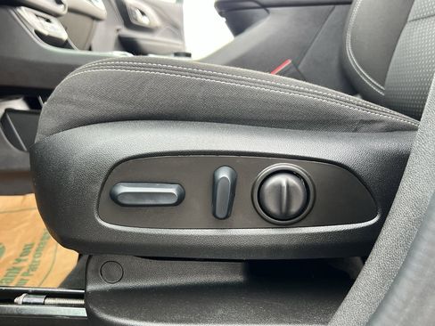 Used 2024 GMC Terrain SLE w/ Driver Convenience Package image 16