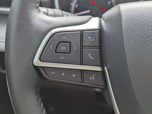 Used 2024 Toyota Highlander XLE FWD image 39