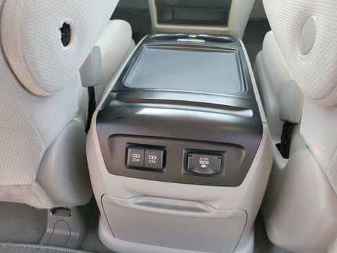 Used 2018 Toyota Sienna LE w/ Carpet Mat Package FWD image 29