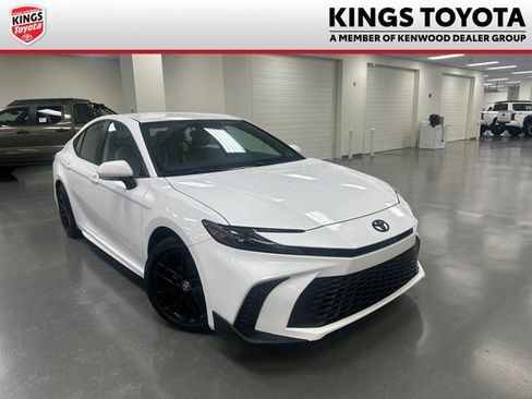 Used 2026 Toyota Camry SE FWD image 1