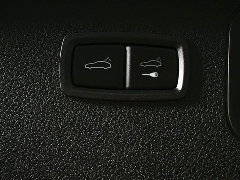 Certified 2025 Porsche Macan image 32