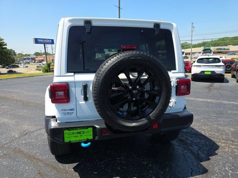 Used 2022 Jeep Wrangler Unlimited Sahara w/ Cold Weather Group AWD/4WD image 5