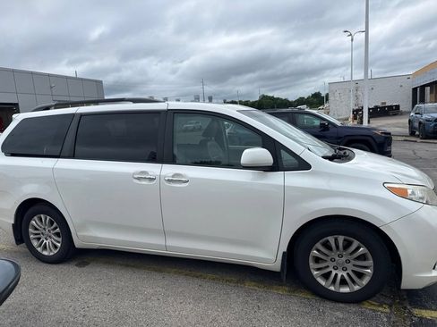 Used 2017 Toyota Sienna XLE w/ XLE Navigation Package FWD image 2
