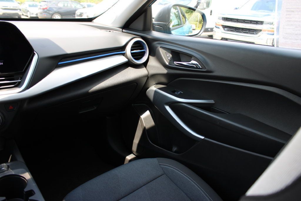 Certified 2025 Chevrolet Trax LS FWD image 36