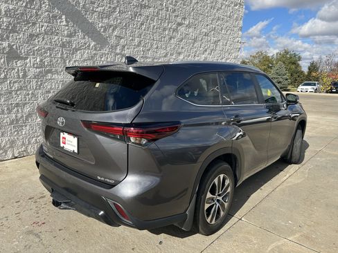 Certified 2024 Toyota Highlander XLE image 6
