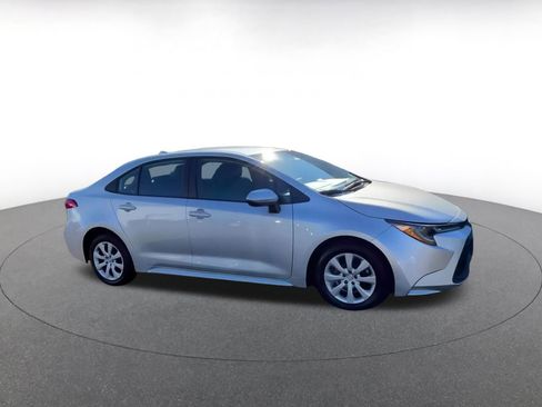 Used 2025 Toyota Corolla LE image 2