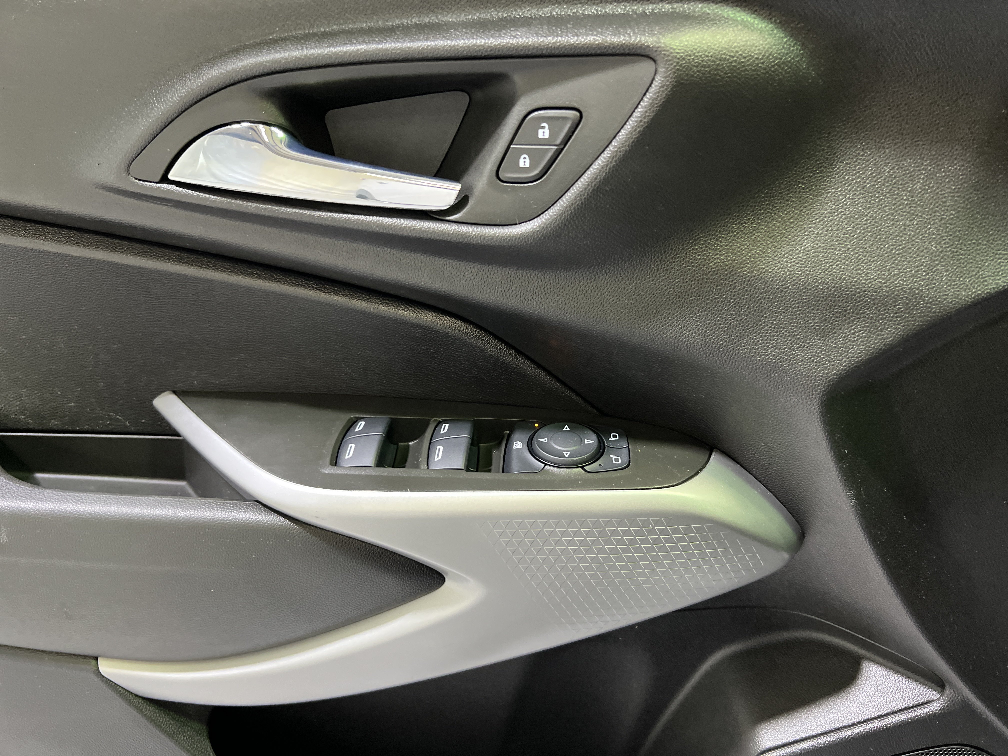 Certified 2024 Chevrolet Trax LS FWD image 24