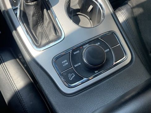 Certified 2022 Jeep Grand Cherokee Laredo X image 27