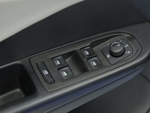 New 2025 Volkswagen Taos SE w/ Panoramic Sunroof Package image 32