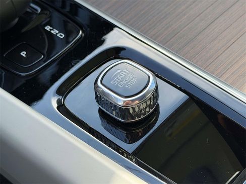 Used 2022 Volvo XC60 B5 Momentum w/ Protection Package Premier image 8