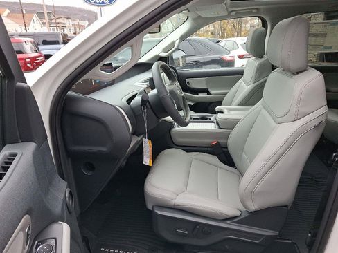New 2025 Ford Expedition Active image 11