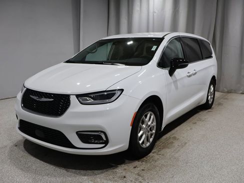 Certified 2024 Chrysler Pacifica Touring-L image 7