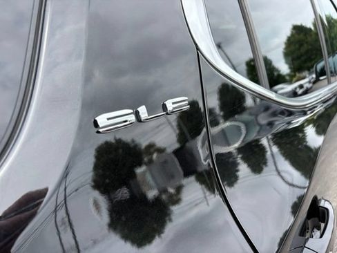 Used 2022 GMC Acadia SLE w/ LPO, Floor Liner Package FWD image 18
