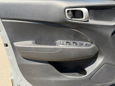 Used 2022 Hyundai Venue SEL FWD image 20