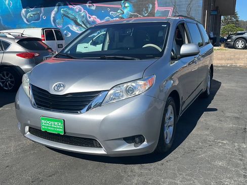 Used 2011 Toyota Sienna LE image 1