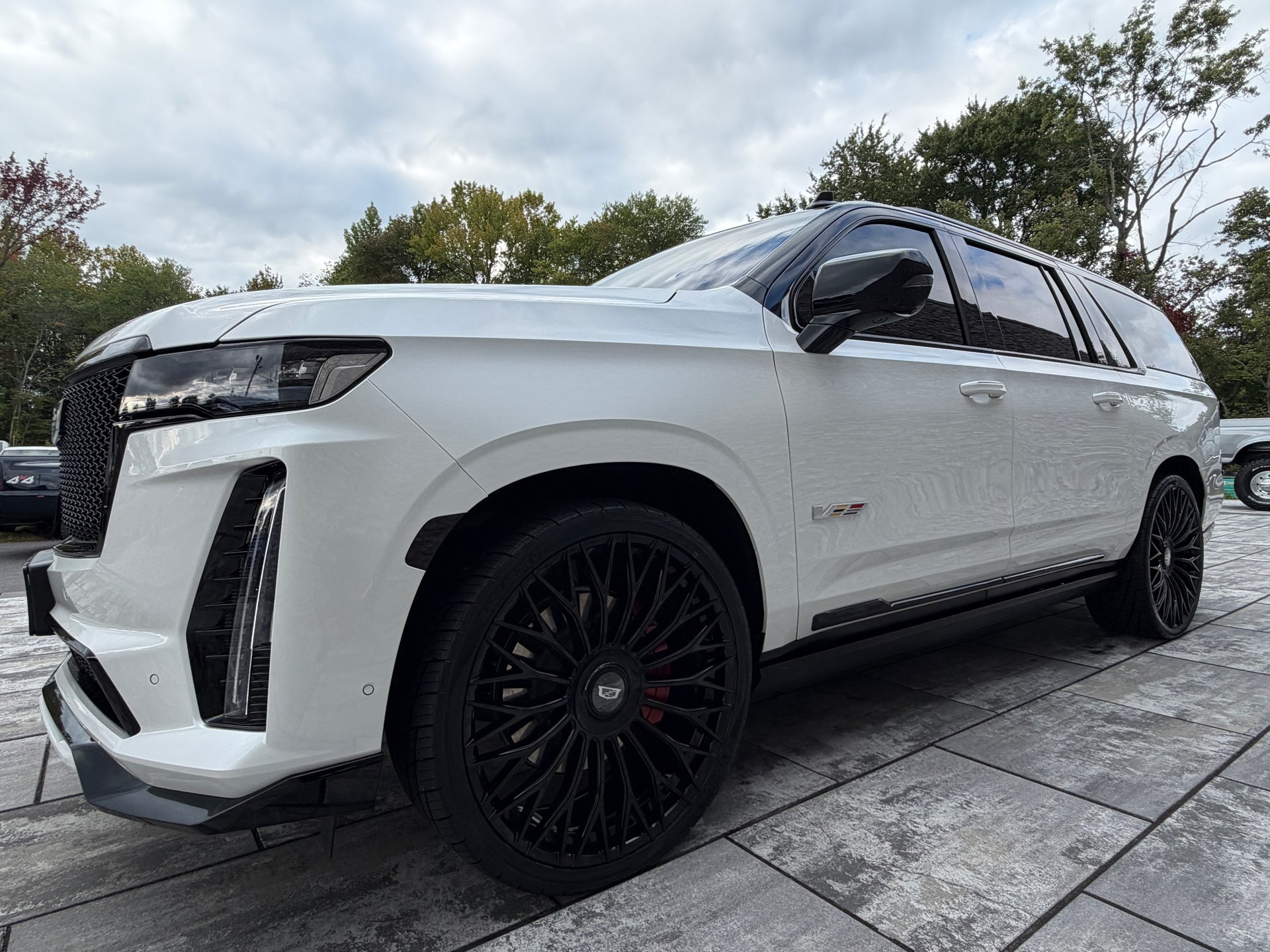 Used 2024 Cadillac Escalade ESV V w/ LPO, ONYX Package AWD/4WD image 13