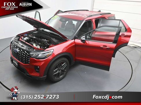 Used 2025 Ford Explorer ST-Line w/ ST-Line Street Pack AWD/4WD image 37