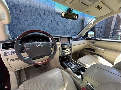 Used 2013 Lexus LX 570 4WD w/ Luxury Pkg image 2