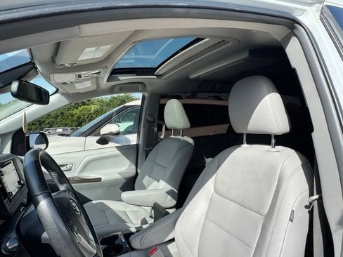 Used 2018 Toyota Sienna XLE Premium FWD image 16