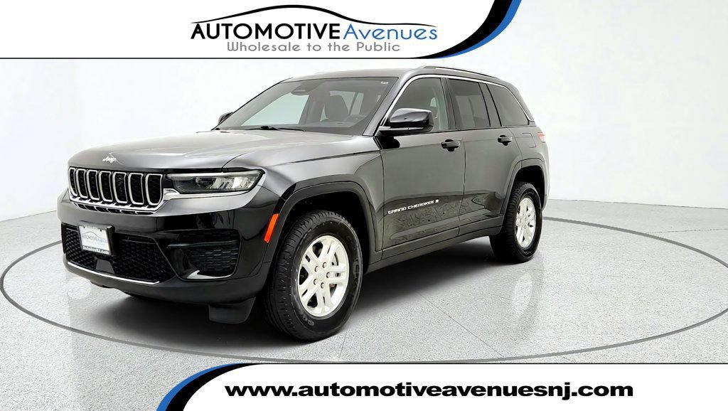 Used 2023 Jeep Grand Cherokee Laredo w/ Luxury Tech Group I AWD/4WD image 1