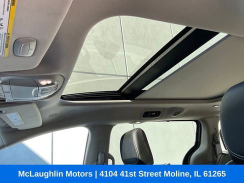 Used 2023 Chrysler Pacifica Limited AWD/4WD image 27