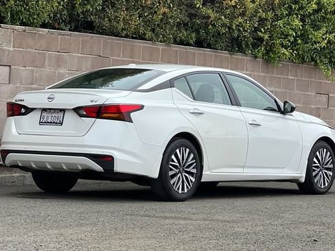 Used 2024 Nissan Altima 2.5 SV FWD image 5