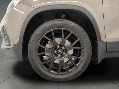 Used 2021 Chevrolet Trax LT w/ Premium Seat Package AWD/4WD image 3
