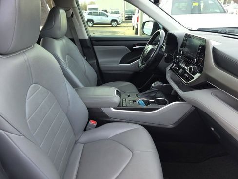 Used 2020 Toyota Highlander XLE image 9