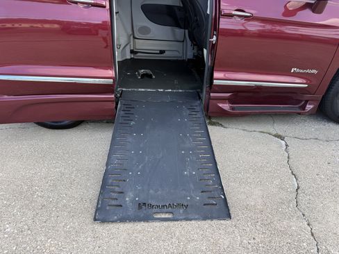 Used 2020 Chrysler Pacifica Touring-L FWD image 29