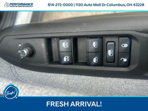 Used 2024 Jeep Compass Latitude w/ Convenience Group AWD/4WD image 17