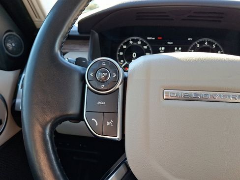 Used 2018 Land Rover Discovery HSE image 18