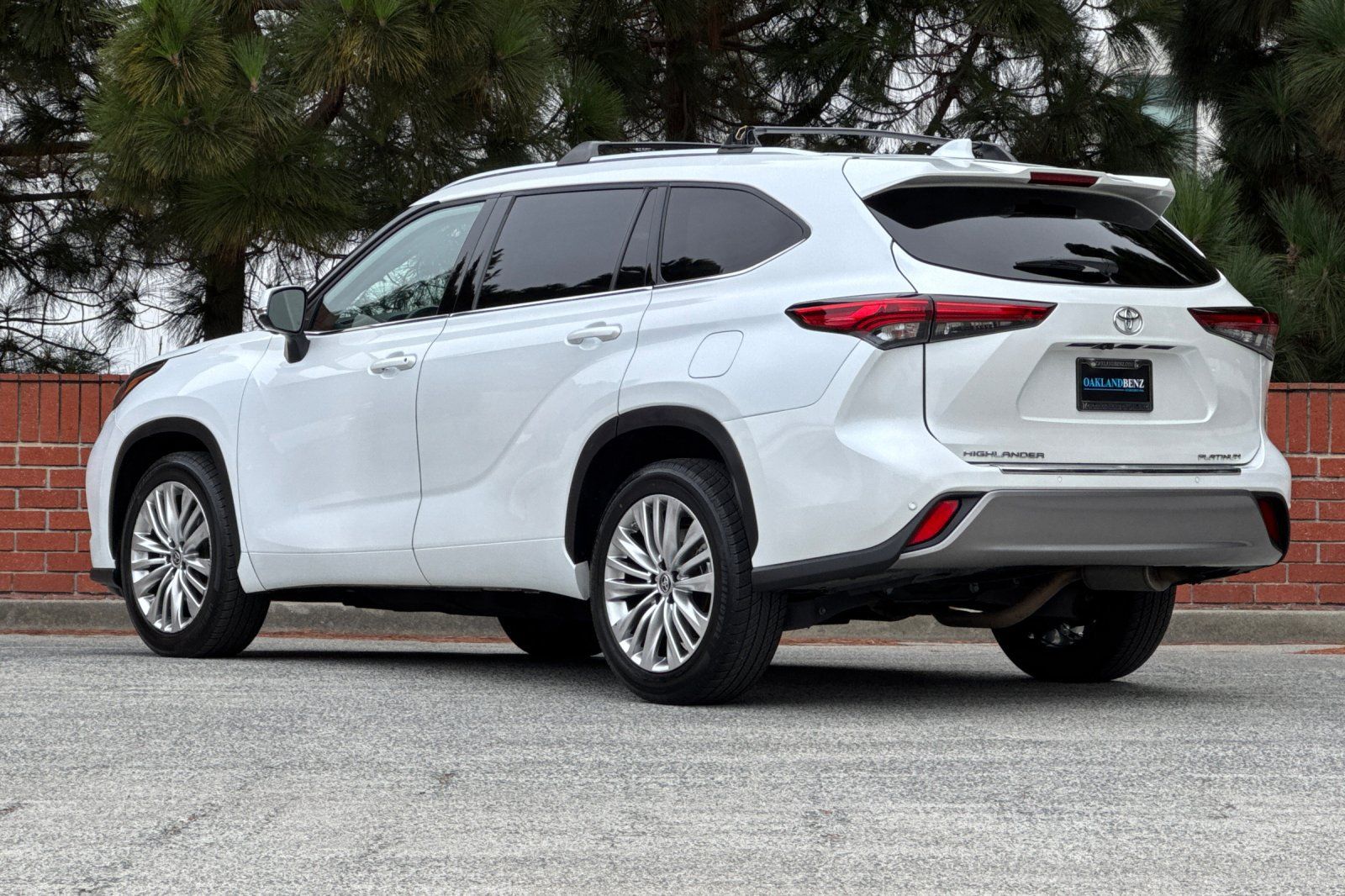 Used 2023 Toyota Highlander Platinum FWD image 6