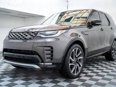 Used 2024 Land Rover Discovery Metropolitan Edition AWD/4WD image 3