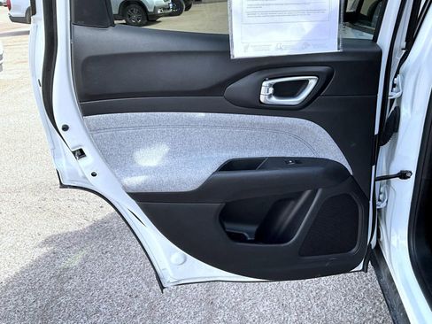 Certified 2025 Jeep Compass Latitude AWD/4WD image 21