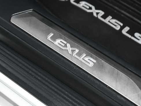Used 2022 Lexus LS 500h AWD w/ Luxury Package image 11