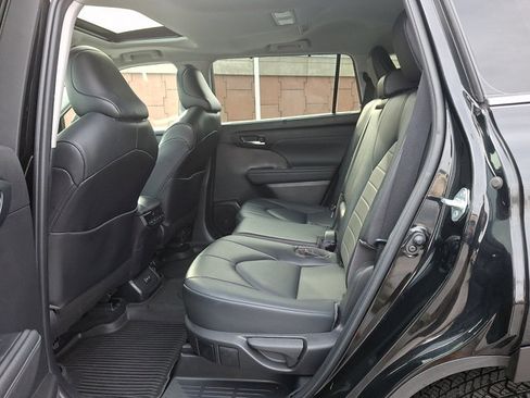 Used 2022 Toyota Highlander XLE image 10
