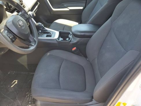 Used 2019 Toyota RAV4 LE AWD/4WD image 16