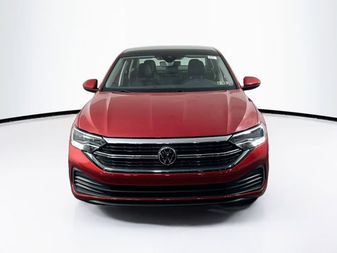 Used 2023 Volkswagen Jetta SE image 2