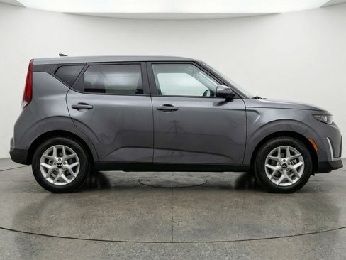 Used 2025 Kia Soul LX w/ LX Technology Package FWD image 11