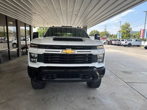 Used 2024 Chevrolet Silverado 2500 Custom w/ Z71 Off-Road Package AWD/4WD image 2