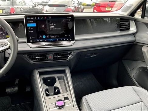 New 2025 Volkswagen Tiguan SE image 8