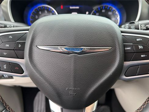 Used 2020 Chrysler Pacifica Touring-L Plus image 16