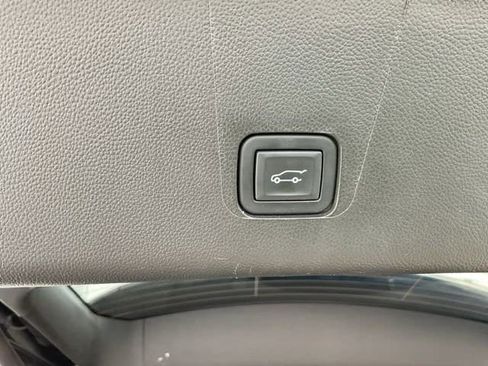 Used 2023 Chevrolet Traverse LT image 8