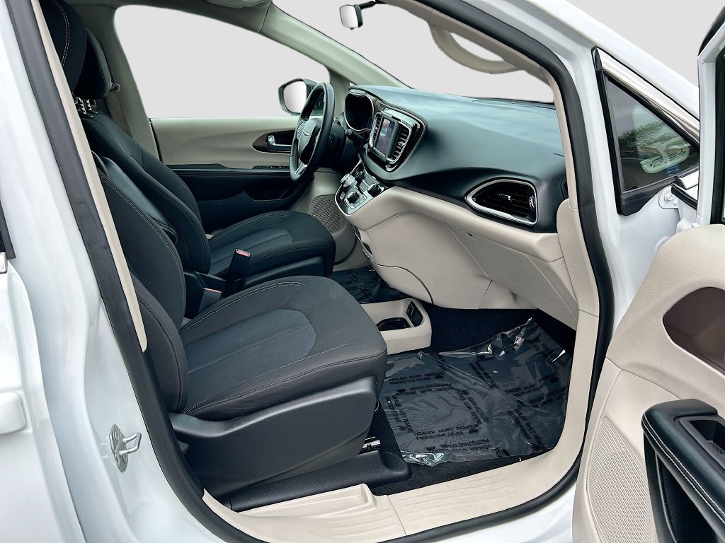Used 2022 Chrysler Voyager LX FWD image 28