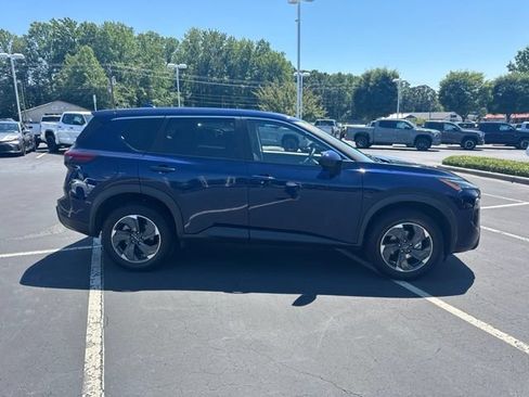 Used 2025 Nissan Rogue SV FWD image 2