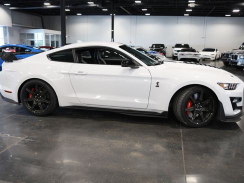 Used 2021 Ford Mustang Shelby GT500 w/ Carbon Fiber Track Pack RWD image 8