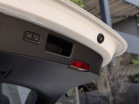 Certified 2023 Porsche Macan image 30